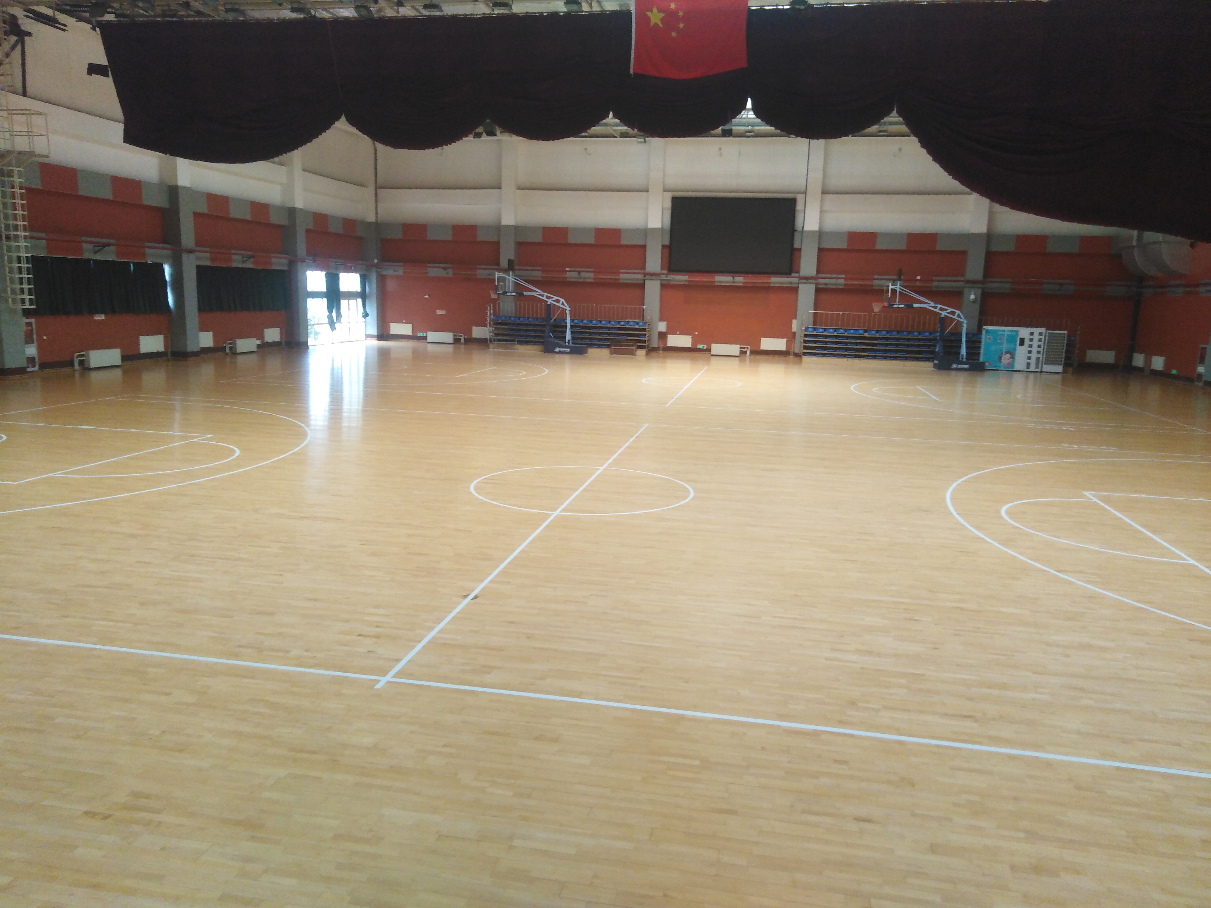 羽毛球馆木地板翻新