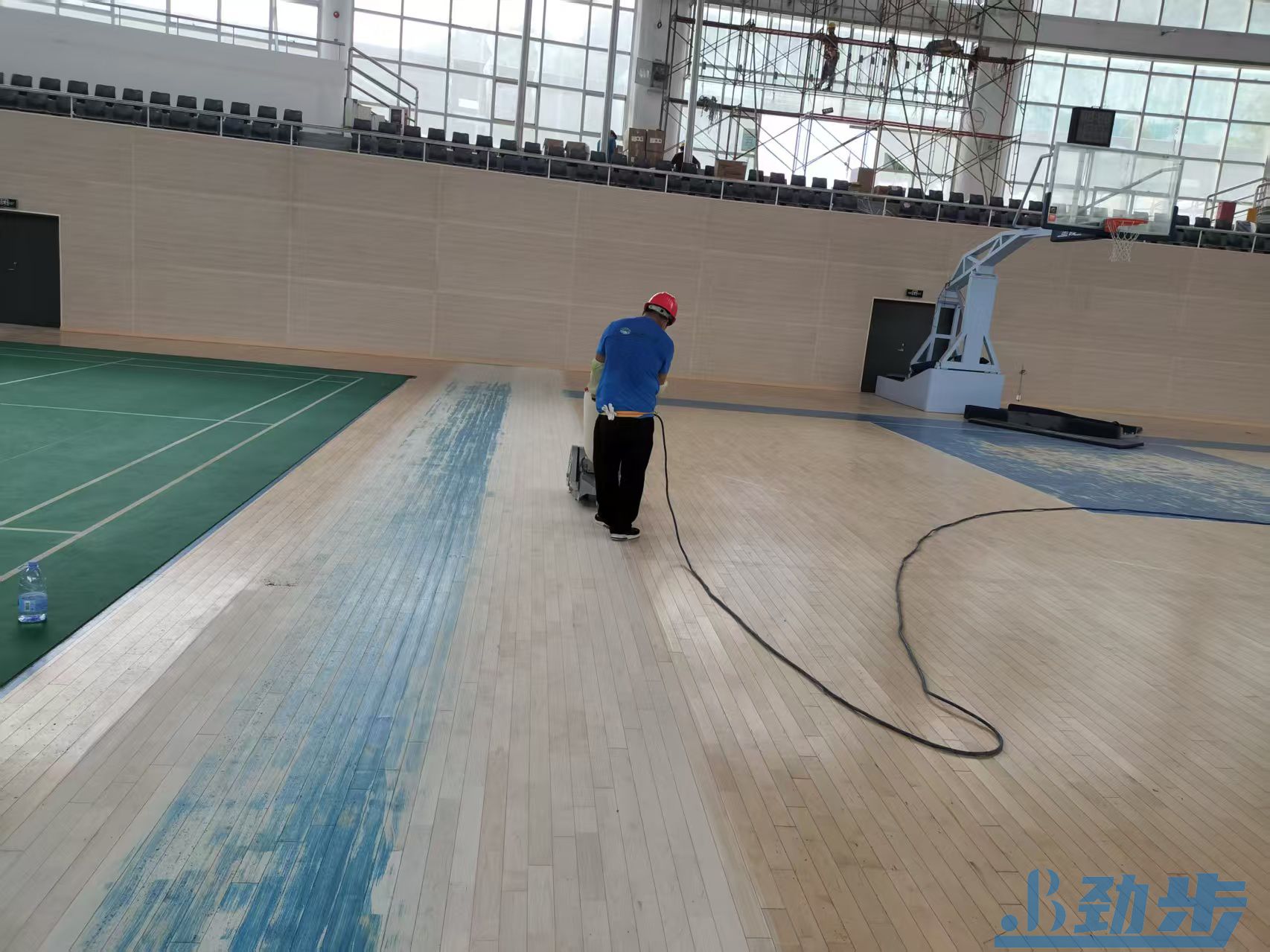 劲步体育打磨翻新篮球运动木地板助力球场换新颜