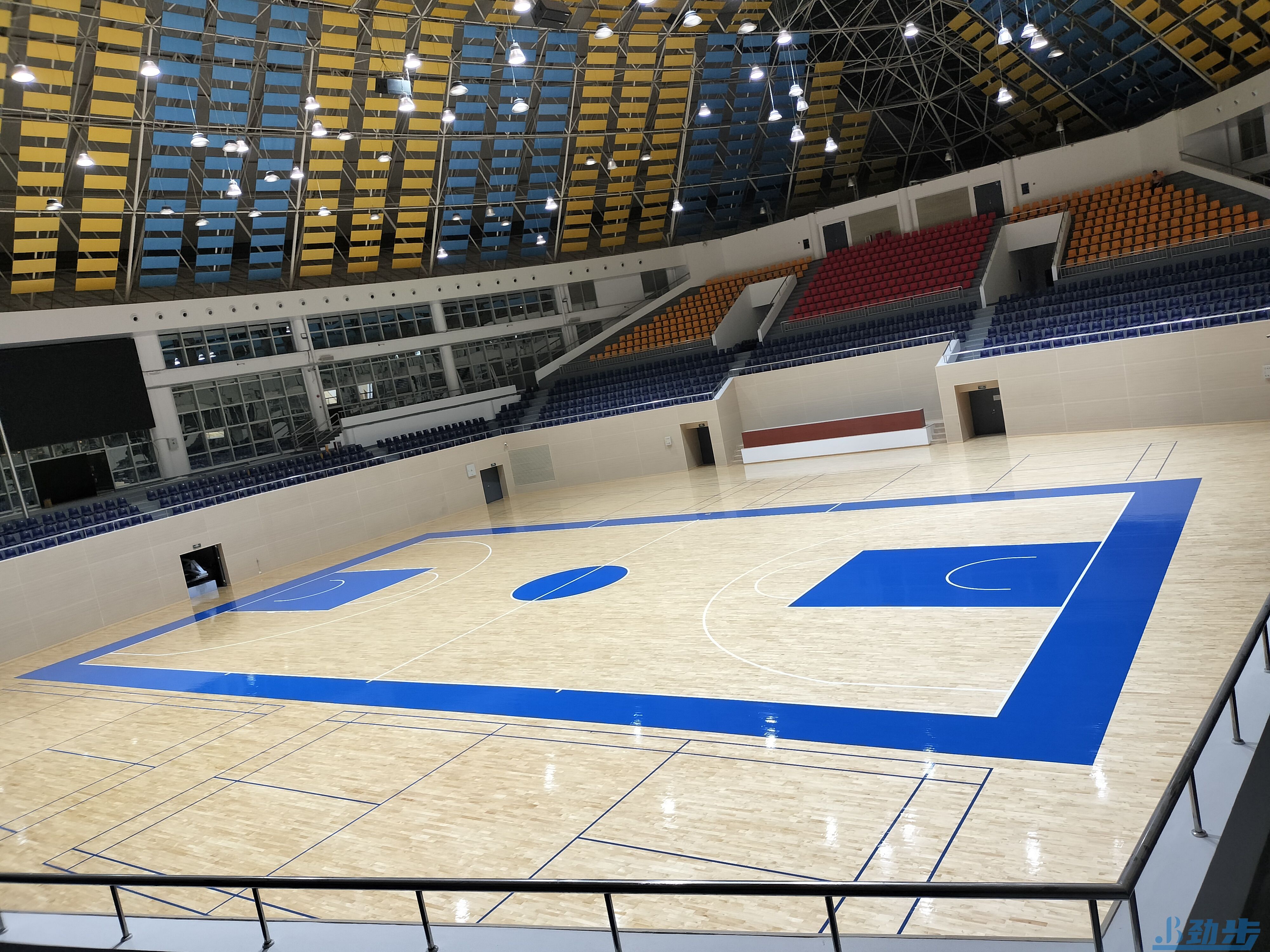 旧场馆美学重塑—篮球馆运动木地板翻新实录