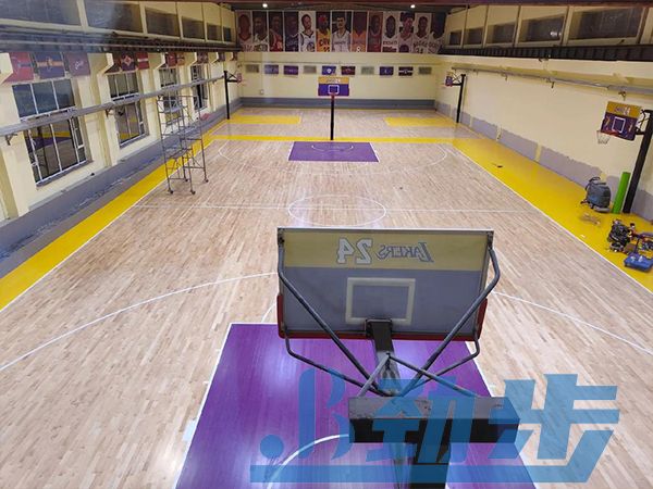 安心驰骋赛场：室内篮球馆木地板如何防滑