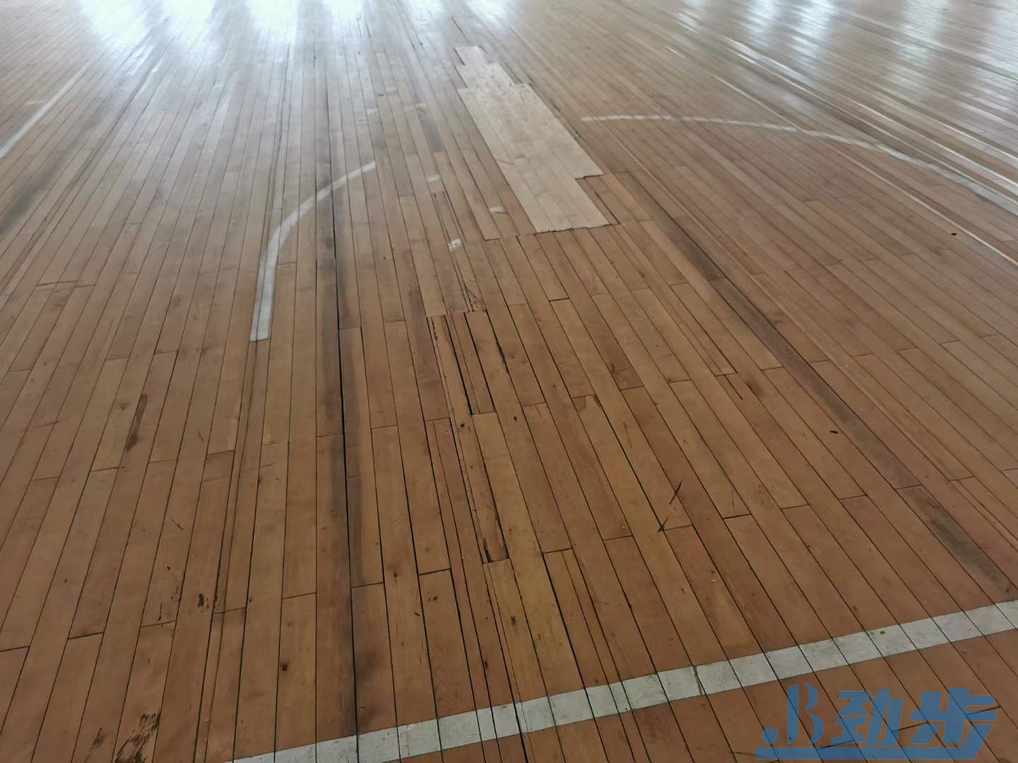 篮球馆木地板翻新修复 篮球馆木地板翻新修复