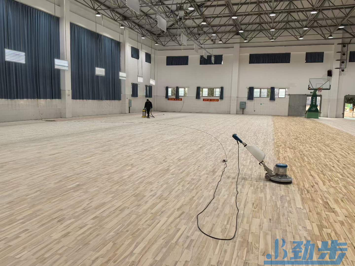 篮球馆木地板翻新修复 篮球馆木地板翻新修复
