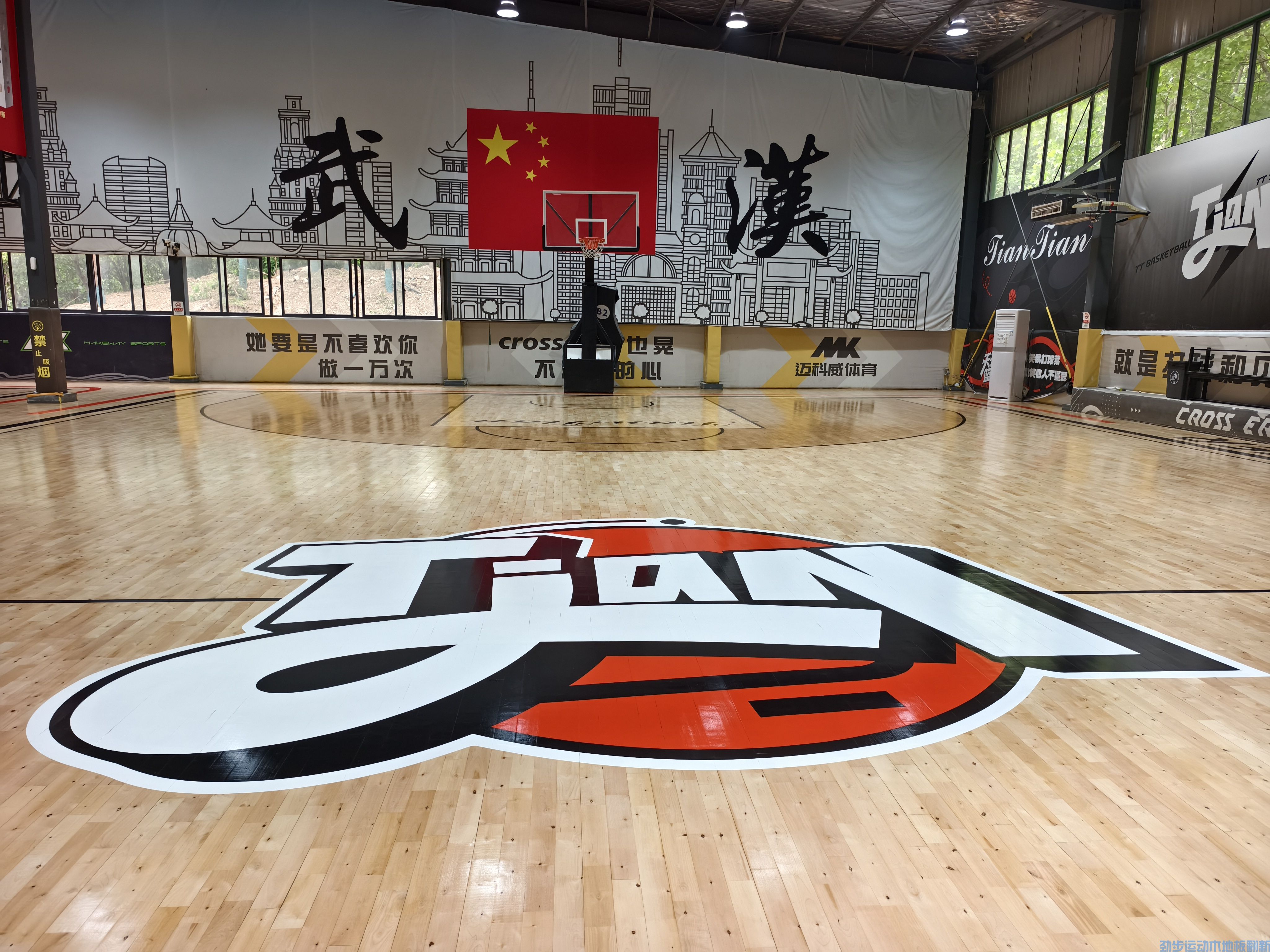 篮球馆地板翻新