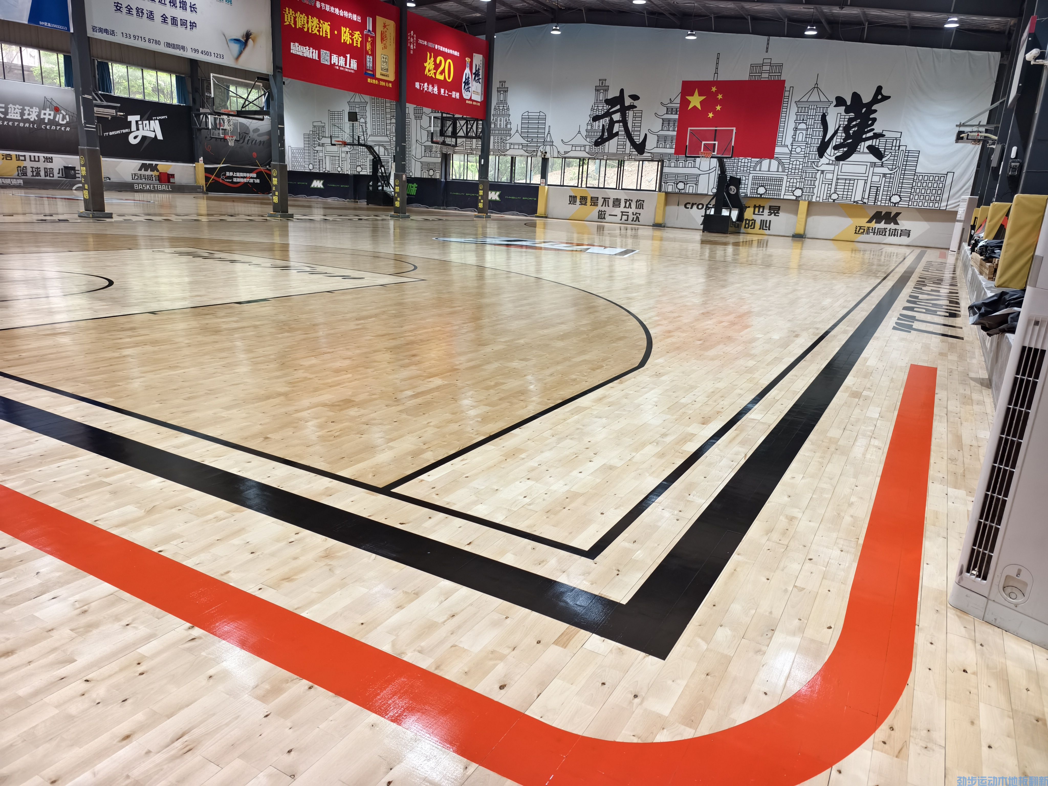 篮球馆地板翻新